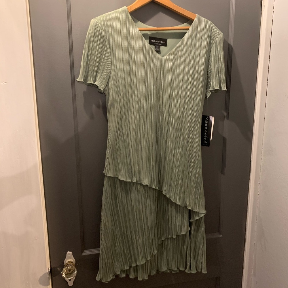 Petite Women’s Connected Sage Green Dress Size 6 NWT